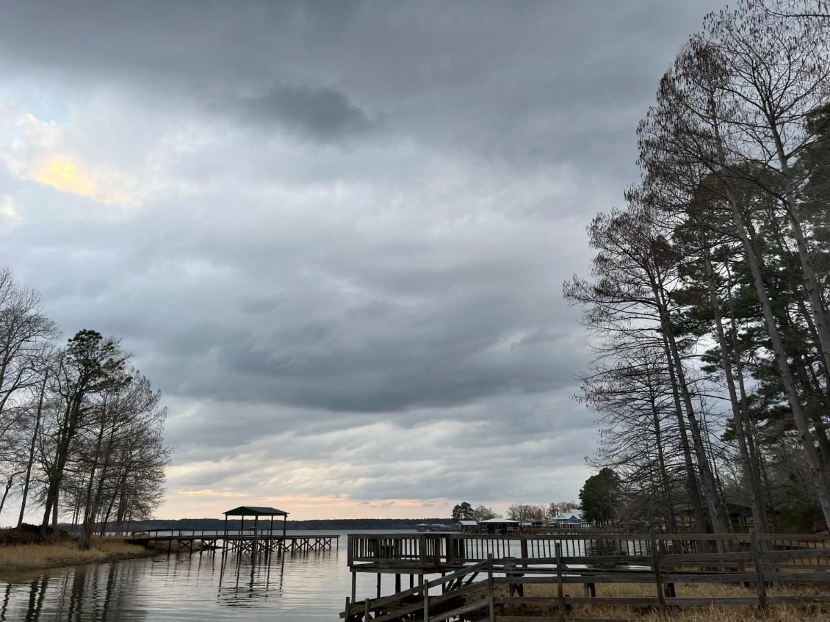 Driftwood Inn And Lodge By The Lake Zwolle Exterior photo