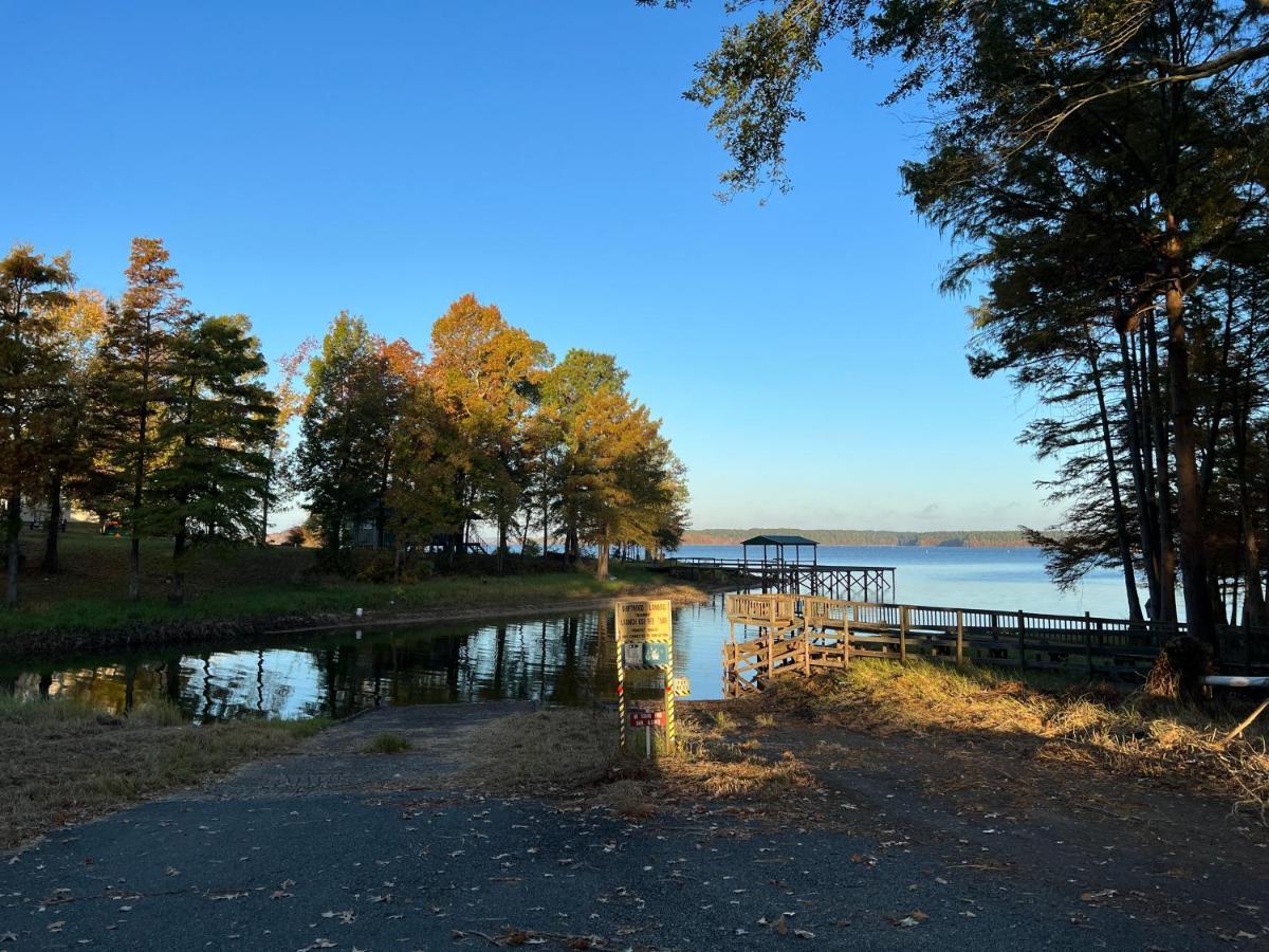 Driftwood Inn And Lodge By The Lake Zwolle Exterior photo