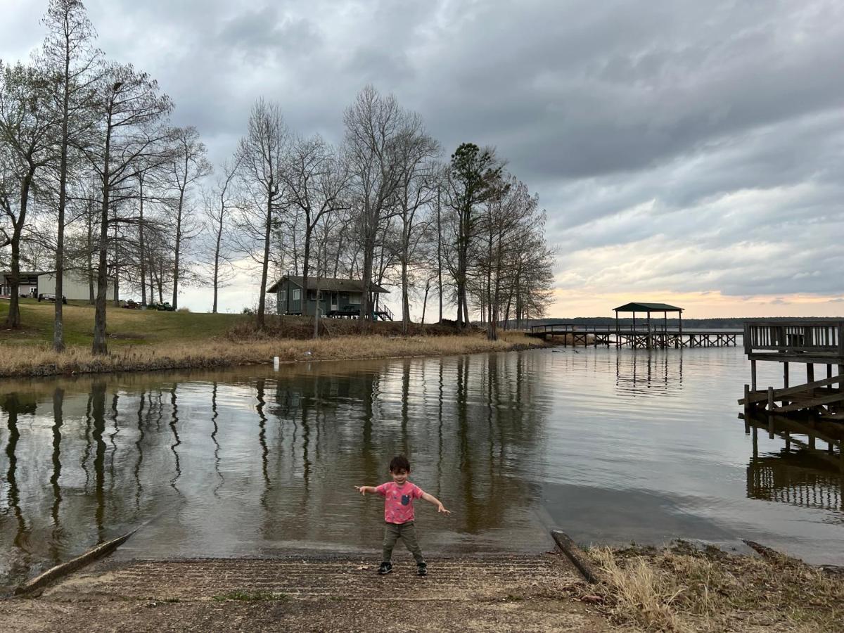 Driftwood Inn And Lodge By The Lake Zwolle Exterior photo