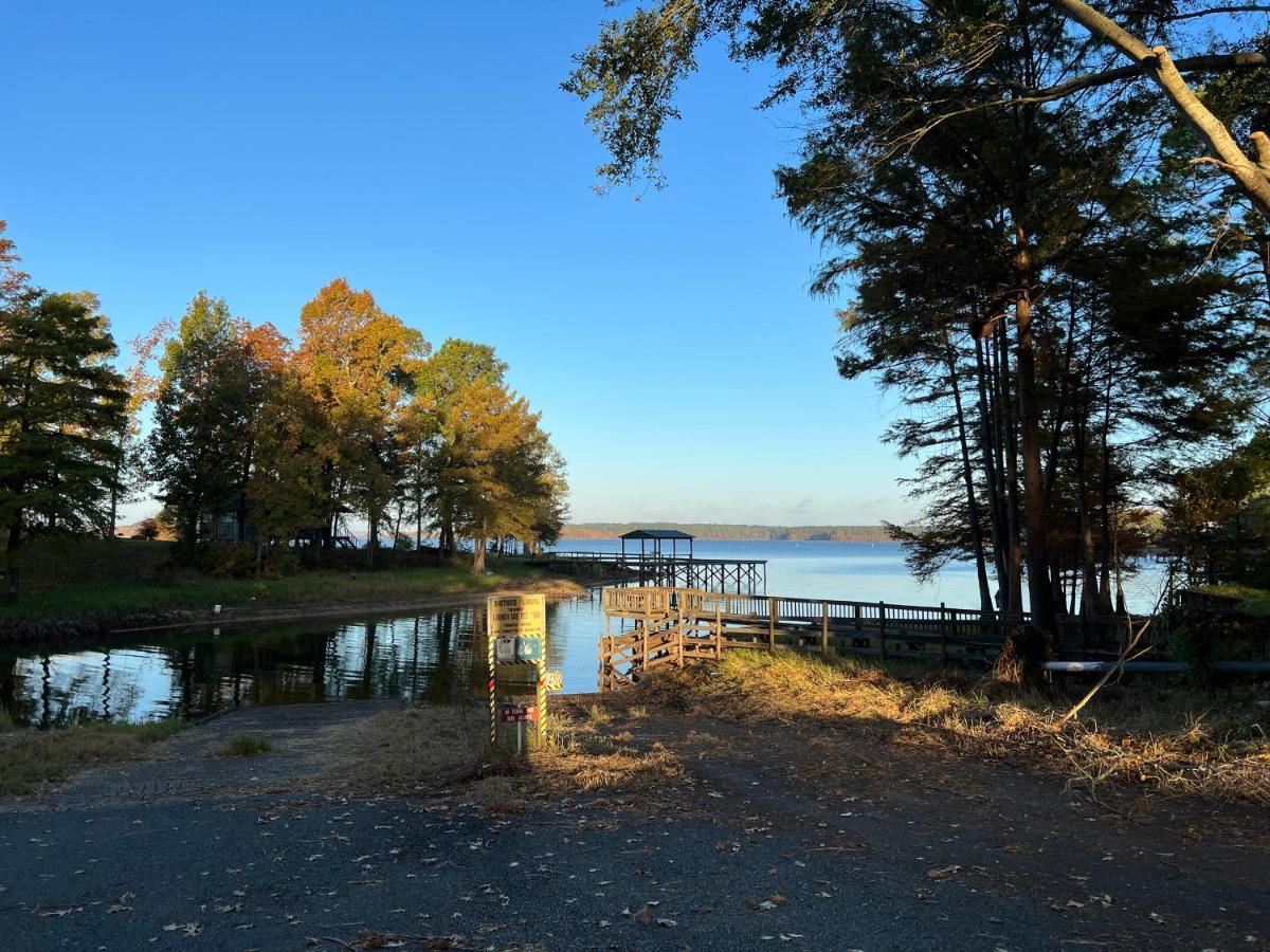 Driftwood Inn And Lodge By The Lake Zwolle Exterior photo
